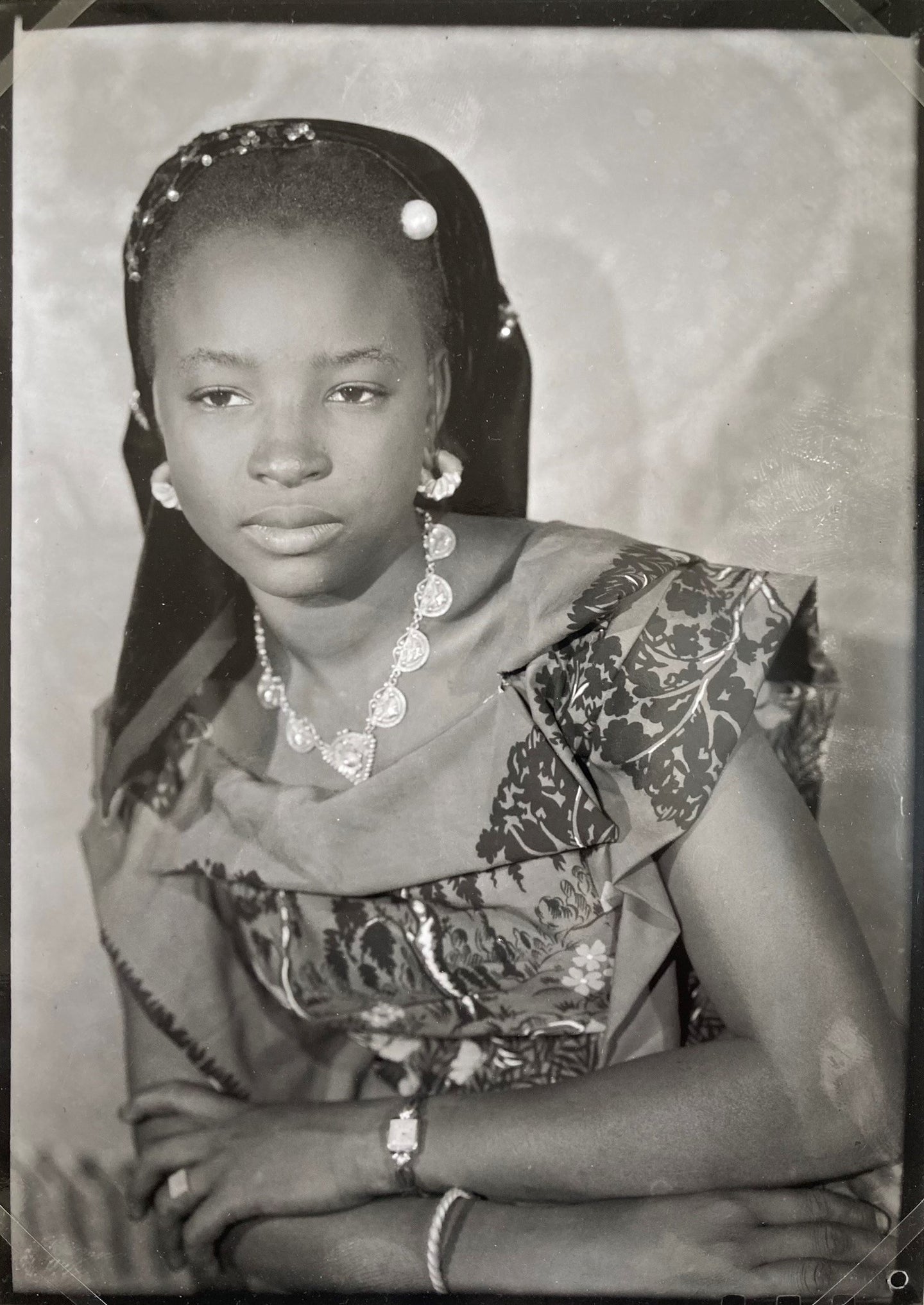 Seydou Keita - A young woman with long hair dressed à la Versailles