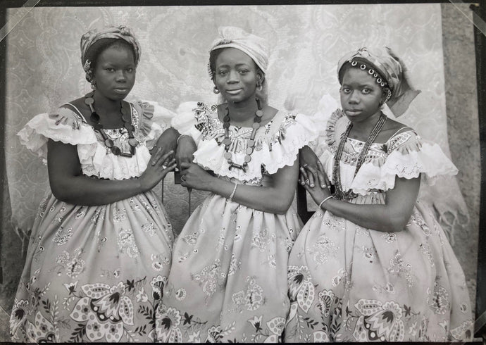 ▷ Quatre femmes en camisole avec un bébé by Seydou Keita, 1965, Photography
